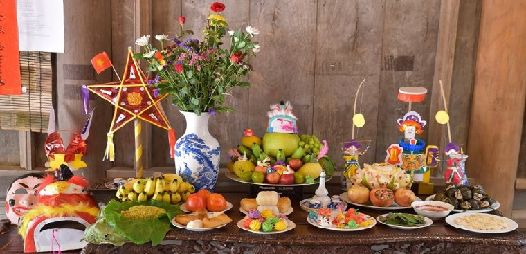 Mâm lễ cúng rằm trung thu được nhiều gia đình chuẩn bị rất chu đáo